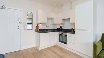 Fridge, oven, stovetop, electric kettle