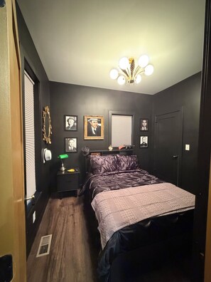 4 bedrooms, iron/ironing board, Internet, bed sheets - Las Vegas Mob themed 4 bedroom house. (Valparaiso)