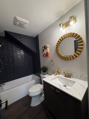 Hair dryer, towels, soap, toilet paper - Las Vegas Mob themed 4 bedroom house. (Valparaiso)