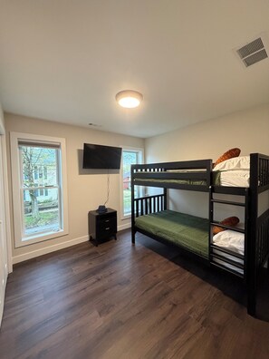 4 bedrooms, iron/ironing board, Internet, bed sheets - Las Vegas Mob themed 4 bedroom house. (Valparaiso)