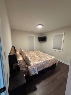 4 bedrooms, iron/ironing board, Internet, bed sheets - Las Vegas Mob themed 4 bedroom house. (Valparaiso)
