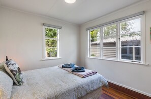 Een strijkplank/strijkijzer, reisbedje, gratis wifi, beddengoed