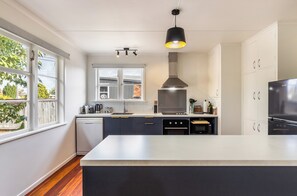 Een koelkast, een magnetron, een oven, een kookplaat
