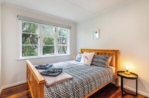 Iron/ironing board, travel cot, free WiFi, bed sheets - Central Taupo Getaway by Aotearoa Escapes (Taupo)