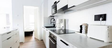 Kühlschrank, Mikrowelle, Ofen, Herdplatte