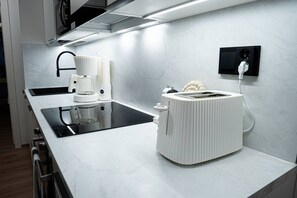 Fridge, microwave, oven, stovetop - Snownest Premium City Centre Apartments 1 (Rovaniemi)