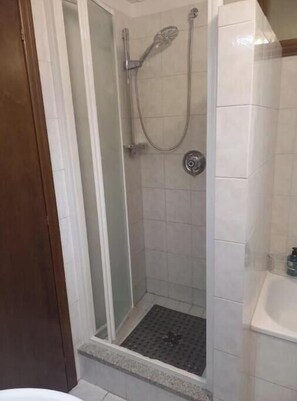 Haartrockner, Bidet, Handtücher, Seife