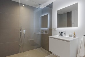 Douche, sèche-cheveux, serviettes fournies