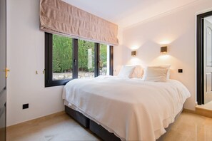 5 bedrooms, in-room safe, iron/ironing board, free WiFi - Villa Flores (r3261154) (Marbella)