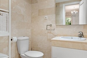 Shower, hair dryer, towels - Casa Jacaranda (r4105693) (Marbella)