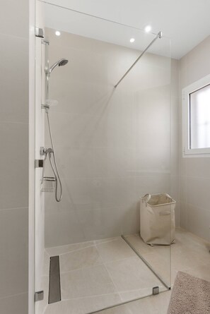 Dusche, Haartrockner, Handtücher