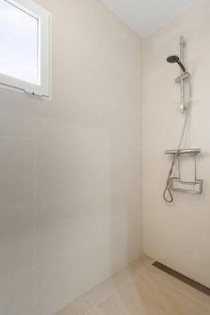 Dusche, Haartrockner, Handtücher