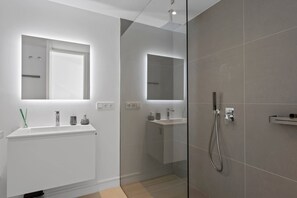 Shower, jetted bath, hair dryer, bidet - Villa Mariposa (r3907066) (Marbella)