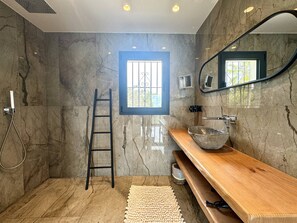 Shower, hair dryer, towels - Villa Carib Playa (r1913565) (Marbella)