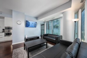 Living area - Vibrant 3BR Downtown Stay! Near Union Station and CN Tower (Toronto)