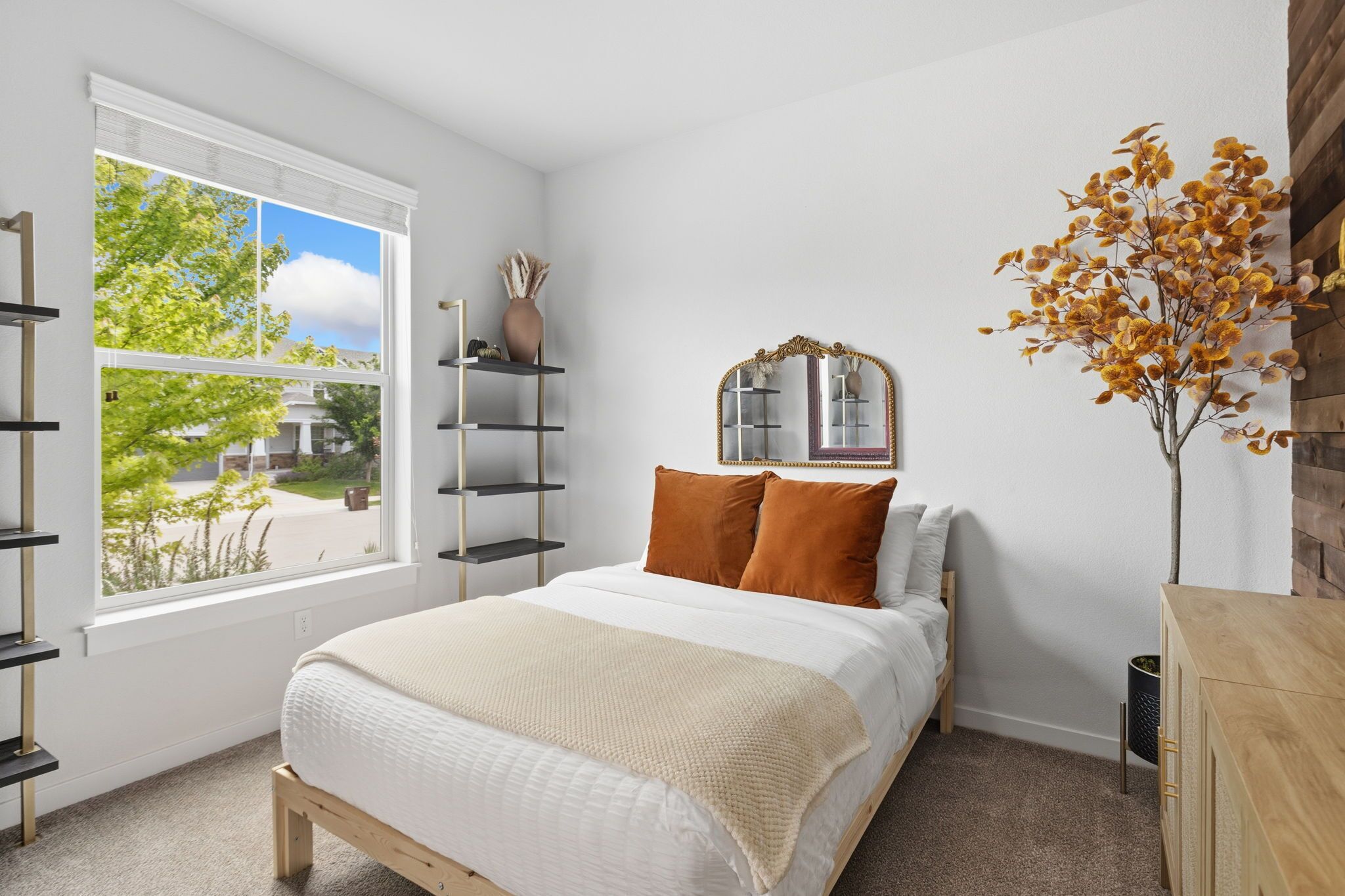 5 bedrooms, desk, iron/ironing board, travel crib