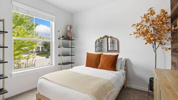 5 bedrooms, desk, iron/ironing board, travel crib