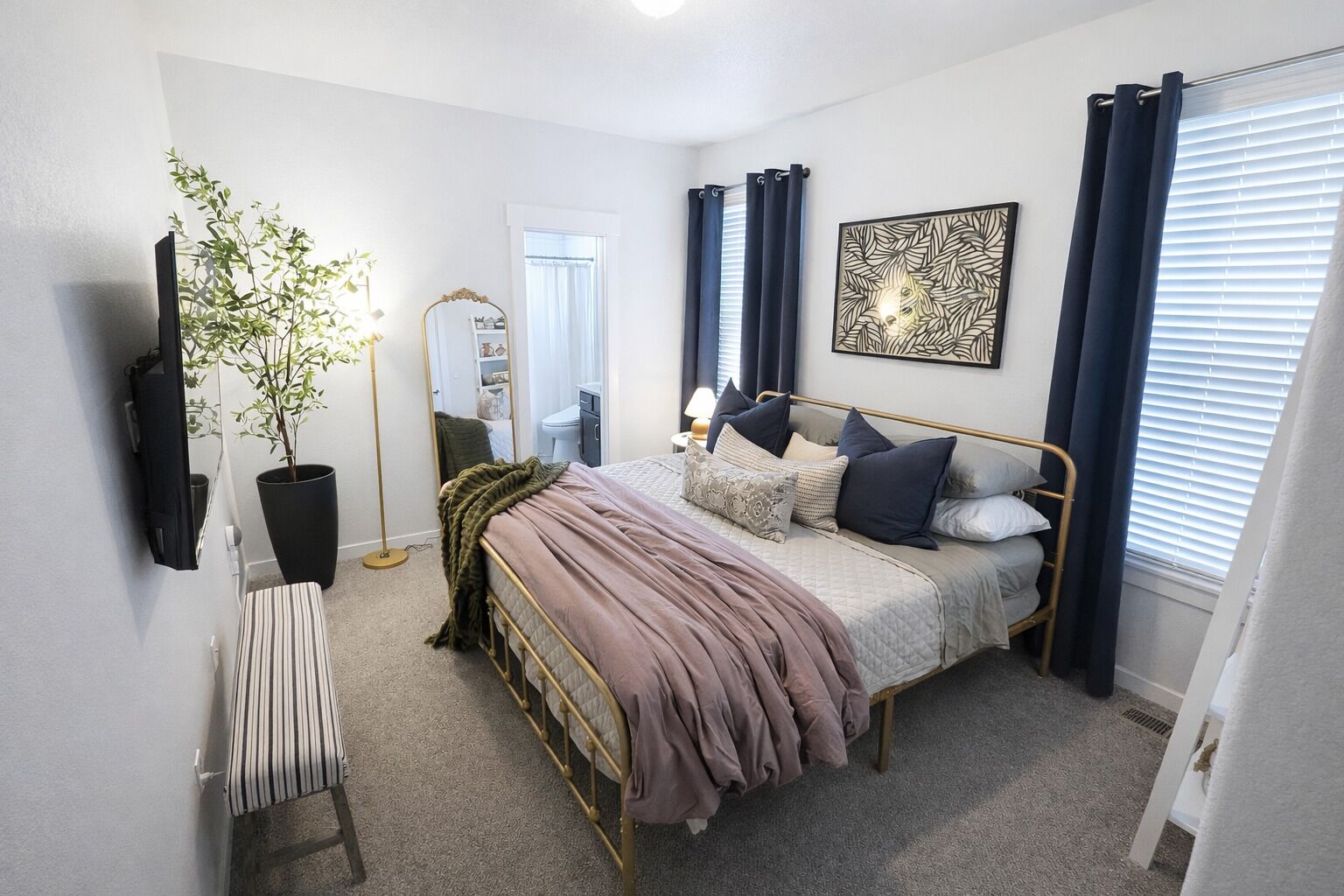 5 bedrooms, desk, iron/ironing board, travel crib