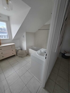 Shower, hair dryer, towels, soap - BRIGHT 3-BEDROOM DUPLEX NEAR BEACH AND HISTORIC CITY (Saint-Malo)