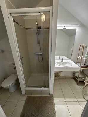 Shower, hair dryer, towels, soap - BRIGHT 3-BEDROOM DUPLEX NEAR BEACH AND HISTORIC CITY (Saint-Malo)