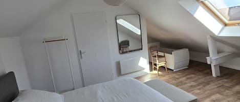 3 chambres, fer et planche à repasser, lit parapluie, Wi-Fi gratuit