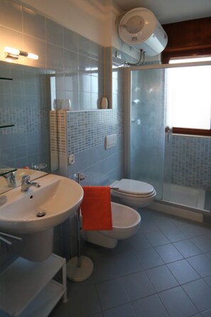 Apartment, 2 Bedrooms, Balcony, City View | Bathroom - Comfortable sea View Stay (Lignano Sabbiadoro)