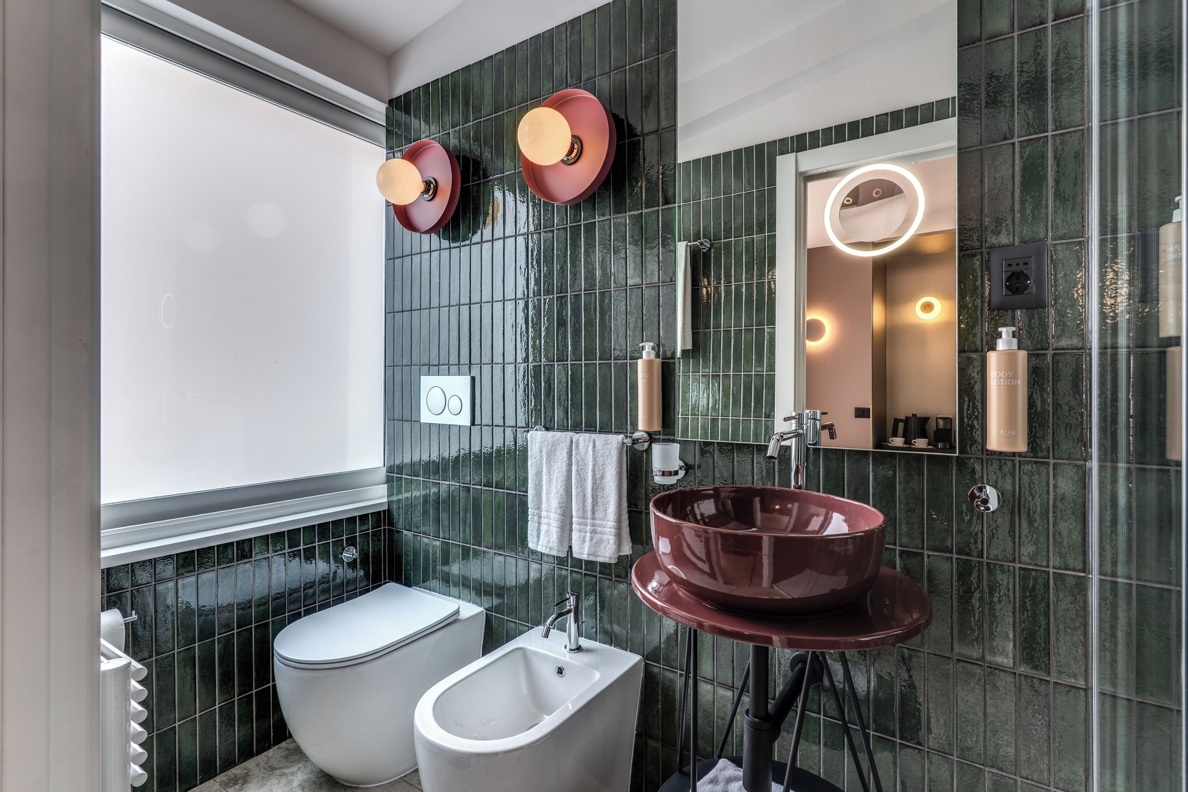 Chambre Deluxe | Salle de bain | Sèche-cheveux, serviettes fournies, savon, shampoing