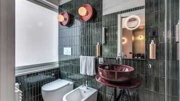 Chambre Deluxe | Salle de bain | SĂšche-cheveux, serviettes fournies, savon, shampoing