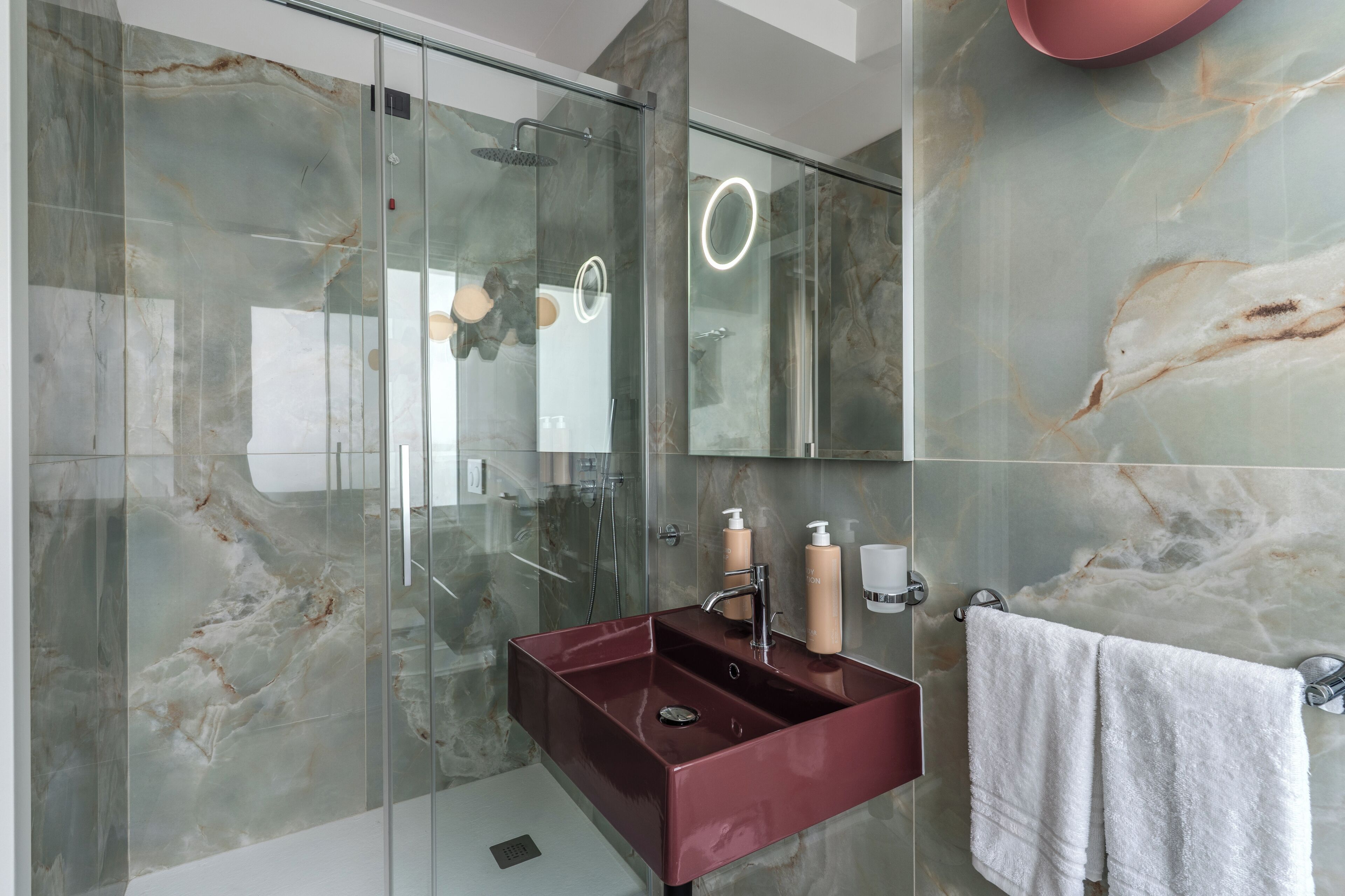 Chambre supérieure | Salle de bain | Séchoir à cheveux, serviettes fournies, savon, shampooing