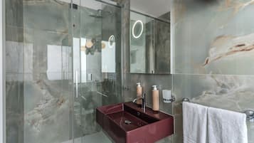 Chambre supérieure | Salle de bain | Séchoir à cheveux, serviettes fournies, savon, shampooing