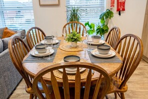 Dining - Sleeps 7 in Birmingham`s Jewellery Quarter — parking included (West Midlands)