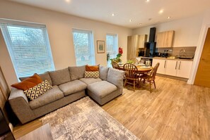 TV - Sleeps 7 in Birmingham`s Jewellery Quarter — parking included (West Midlands)