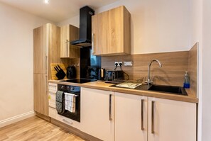 Fridge, microwave, oven, stovetop - Sleeps 7 in Birmingham`s Jewellery Quarter — parking included (West Midlands)