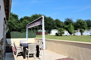 Outdoor dining - Puddle-duck Cottage – La Mare Chappey, children welcome, heated pool (Néhou)