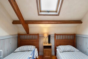 A small, cozy room with two wooden beds, a skylight, and a heater. - Puddle-duck Cottage – La Mare Chappey, children welcome, heated pool (Néhou)