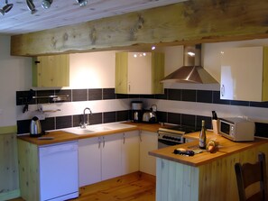 Fridge, microwave, oven, stovetop - Puddle-duck Cottage – La Mare Chappey, children welcome, heated pool (Néhou)