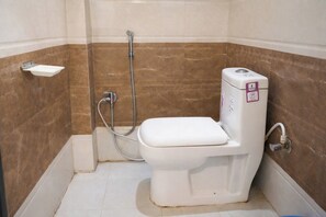 Dobbeltværelse - balkon - byudsigt | Badeværelse