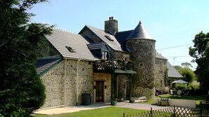 Exterior - Gîte Grange – La Mare Chappey, child-friendly, heated pool (Néhou)