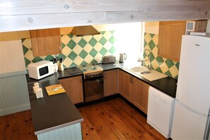Fridge, microwave, oven, stovetop - Gîte Grange – La Mare Chappey, child-friendly, heated pool (Néhou)