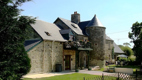 Riverside Gîte – La Mare Chappey, Family-Friendly, Heated Pool