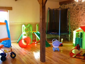 Children’s area - Riverside Gîte – La Mare Chappey, Family-Friendly, Heated Pool (Néhou)