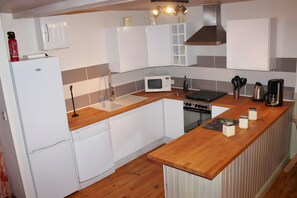 Fridge, microwave, oven, stovetop - Riverside Gîte – La Mare Chappey, Family-Friendly, Heated Pool (Néhou)
