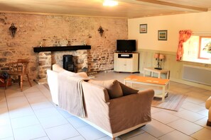 TV, DVD player, ping pong, stereo - Riverside Gîte – La Mare Chappey, Family-Friendly, Heated Pool (Néhou)