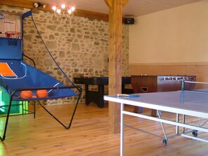 Games room - Riverside Gîte – La Mare Chappey, Family-Friendly, Heated Pool (Néhou)
