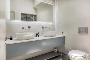 Shower, hair dryer, towels, shampoo - Camps Bay 6bed w Ocean Views and Pool Villa Sevara (Cape Town)