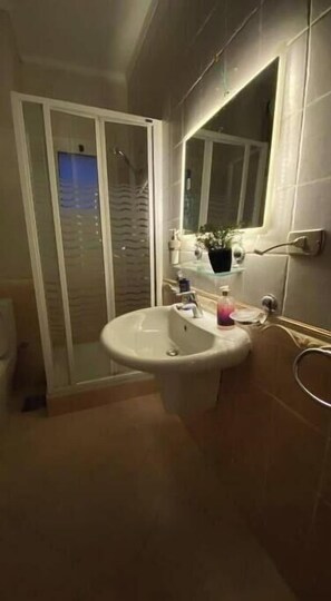 Dusche, Haartrockner, Bidet, Handtücher