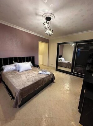 2 slaapkamers, een strijkplank/strijkijzer, wifi, beddengoed
