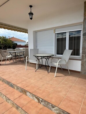 Outdoor dining - Villa Hermosa (Vinaròs)