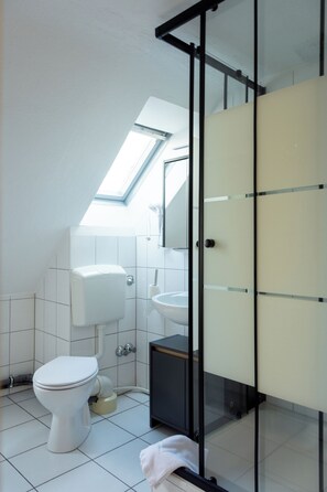 Een douche, een haardroger, handdoeken, zeep