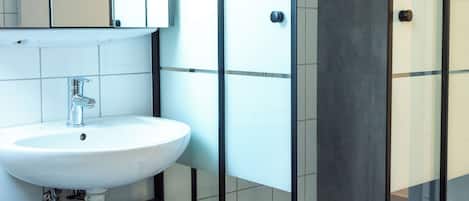 Douche, sĂšche-cheveux, serviettes fournies, savon
